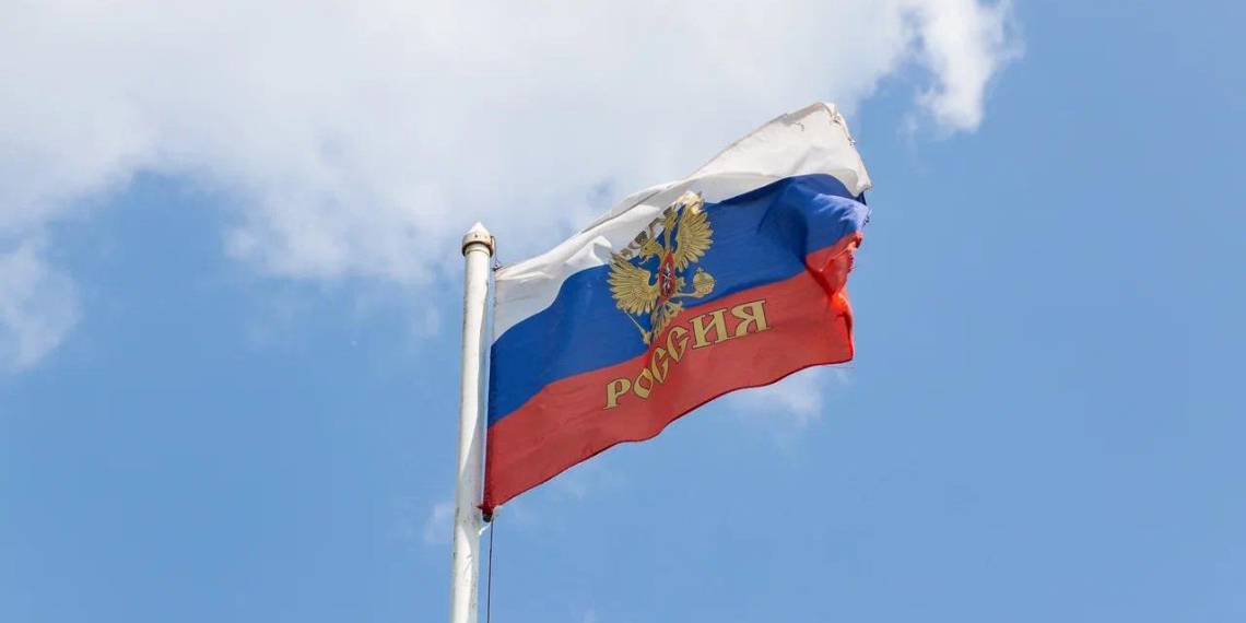 Россияне присоединяются к акции "Под одним флагом" в День государственного флага