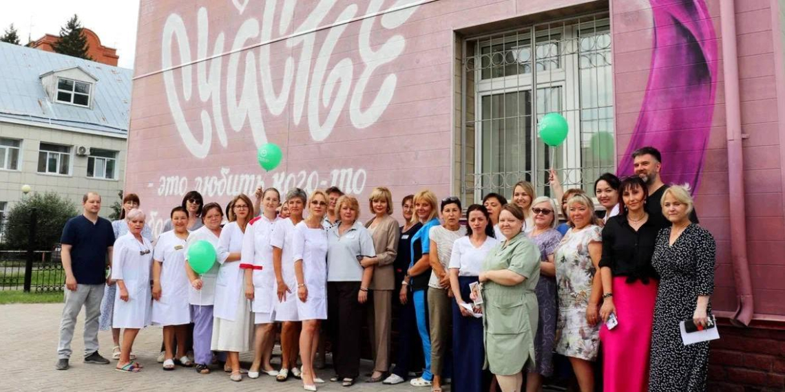 В День семьи на фасадах перинатальных центров в трёх городах открыли муралы 