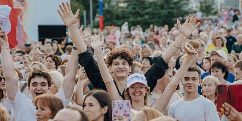 В Гатчине в День государственного флага фестиваль Русское лето #ZaРоссию собрал 5 тысяч человек