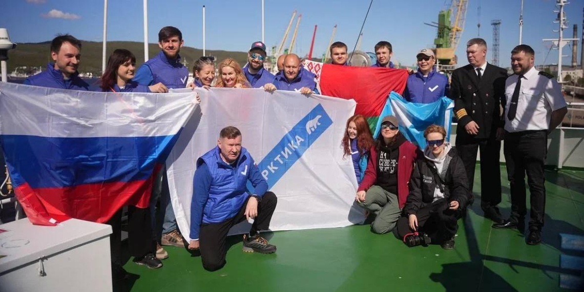 "Чистая Арктика" впервые отправила волонтёров на Шпицберген убирать российские поселки 