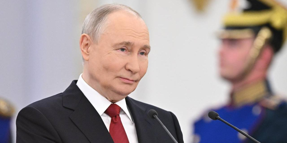 Путин поздравил россиян с Днём России и вручил государственные награды 