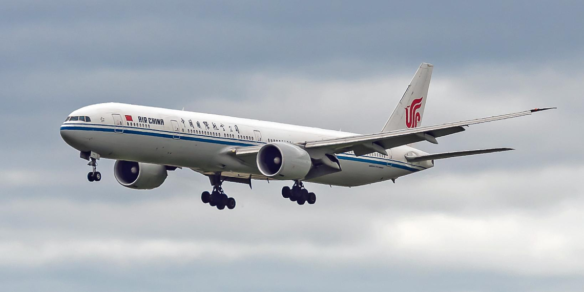 Самолет Air China совершил аварийную посадку в Нижневартовске