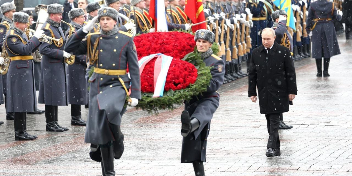 Путин возложил венок к Могиле Неизвестного Солдата в День защитника Отечества