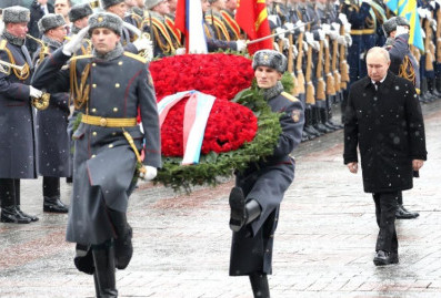 Путин возложил венок к Могиле Неизвестного Солдата в День защитника Отечества