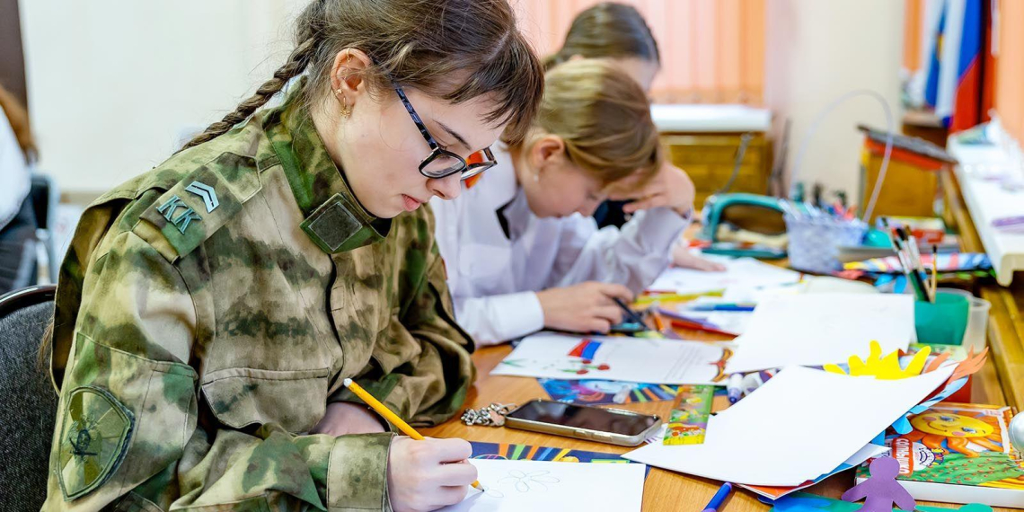 Ученики и педагоги 26 московских центров допобразования поддерживают бойцов СВО