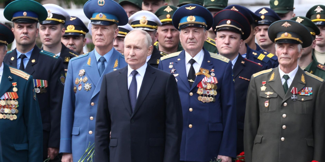Владимир Путин возложил венок к Могиле Неизвестного Солдата 