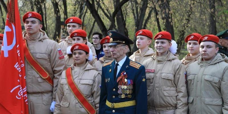 Юнармейцы устроили парад под окнами ветерана Великой Отечественной 