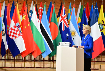 Фон дер Ляйен пообещала выдать €90 млрд Украине "тем или иным способом"