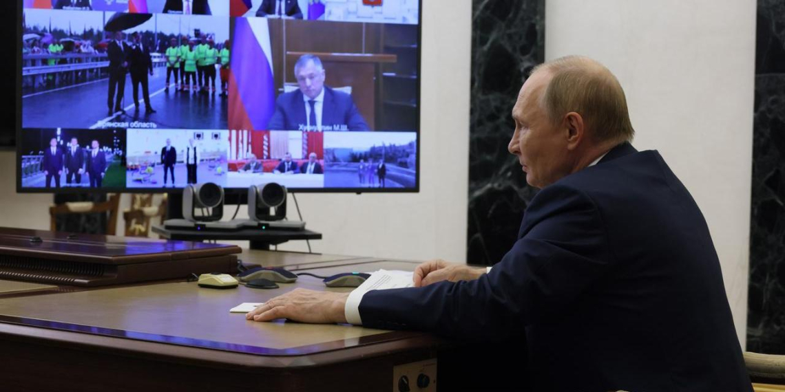 Путин открыл пять новых объектов инфраструктуры ко Дню строителя
