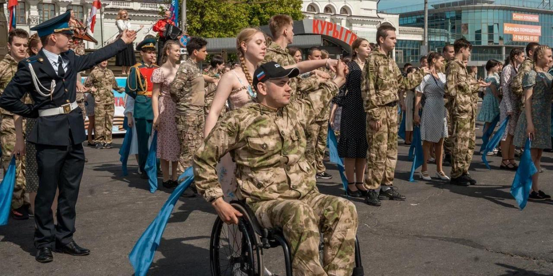 Акция Синий платочек Победы объединила более 50 городов России и зарубежья