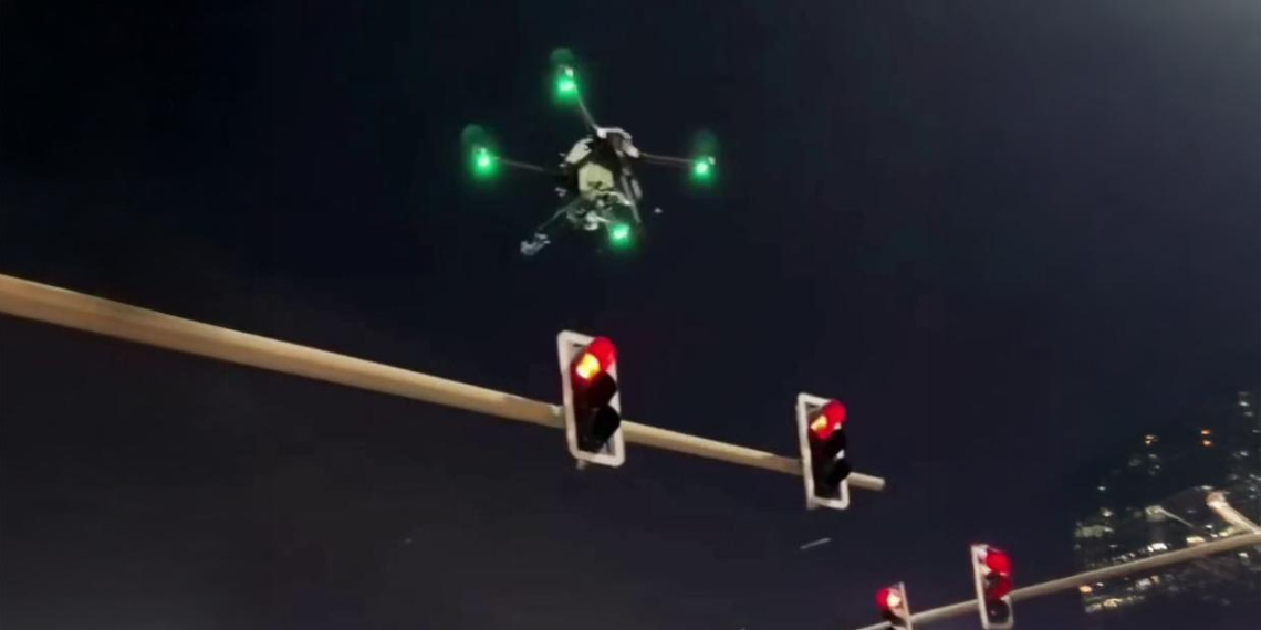 "Беспилот" показал, как в ОАЭ используют дроны для очистки светофоров