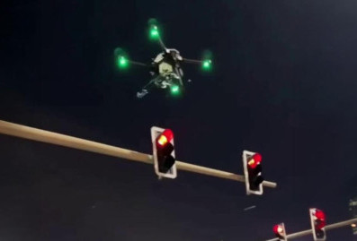 "Беспилот" показал, как в ОАЭ используют дроны для очистки светофоров