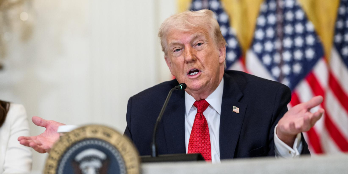 Трамп опубликовал переписку с Макроном и пригрозил ему огромными пошлинами