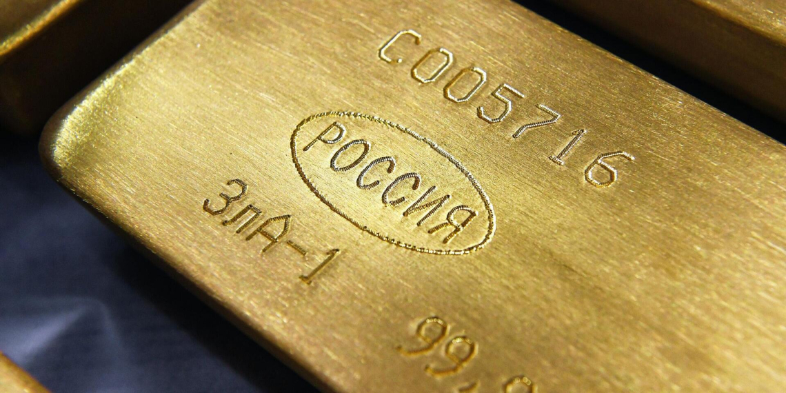 Bloomberg: Россия "отгораживается" от доллара, покупая золото