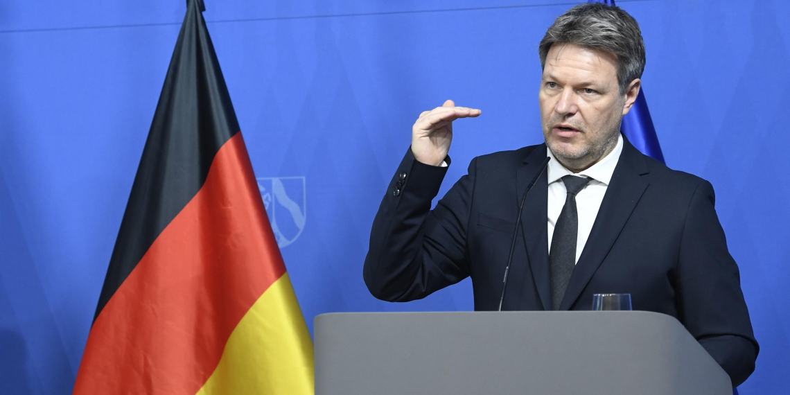 В правительстве Германии объяснили, почему Берлин против передачи истребителей Украине