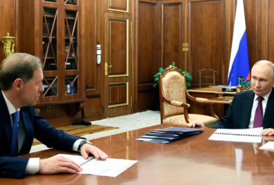 Денис Мантуров доложил Путину о росте инвестиций в промышленность на 23%