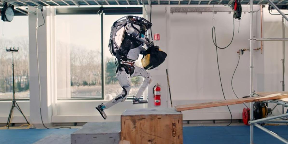 Человекообразный робот Boston Dynamics начал работать на стройке