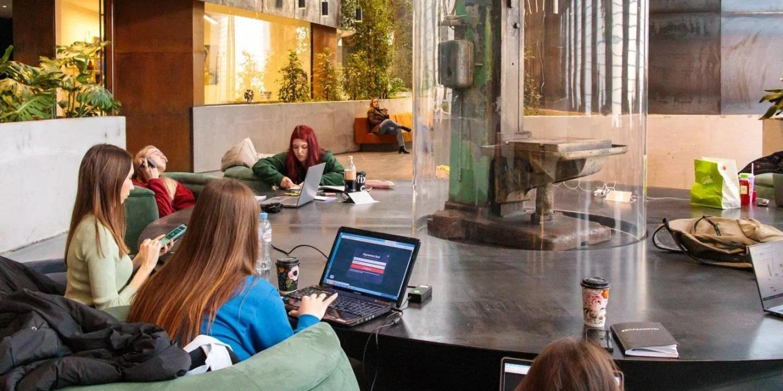 Больше половины россиян связывают статус иноагента с предательством