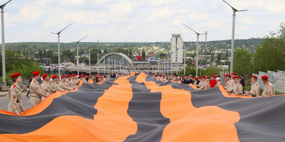 В Луганске молодежь развернула 300-метровую георгиевскую ленту в День республики