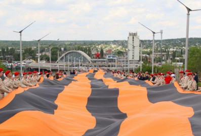 В Луганске молодежь развернула 300-метровую георгиевскую ленту в День республики