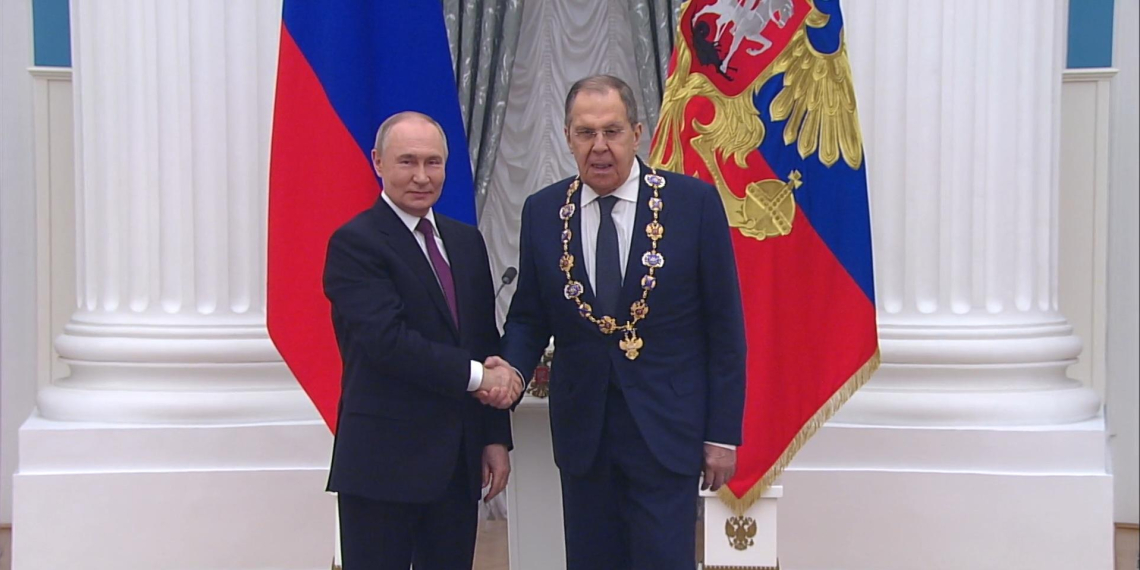 Путин вручил Лаврову высшую награду России — орден Андрея Первозванного