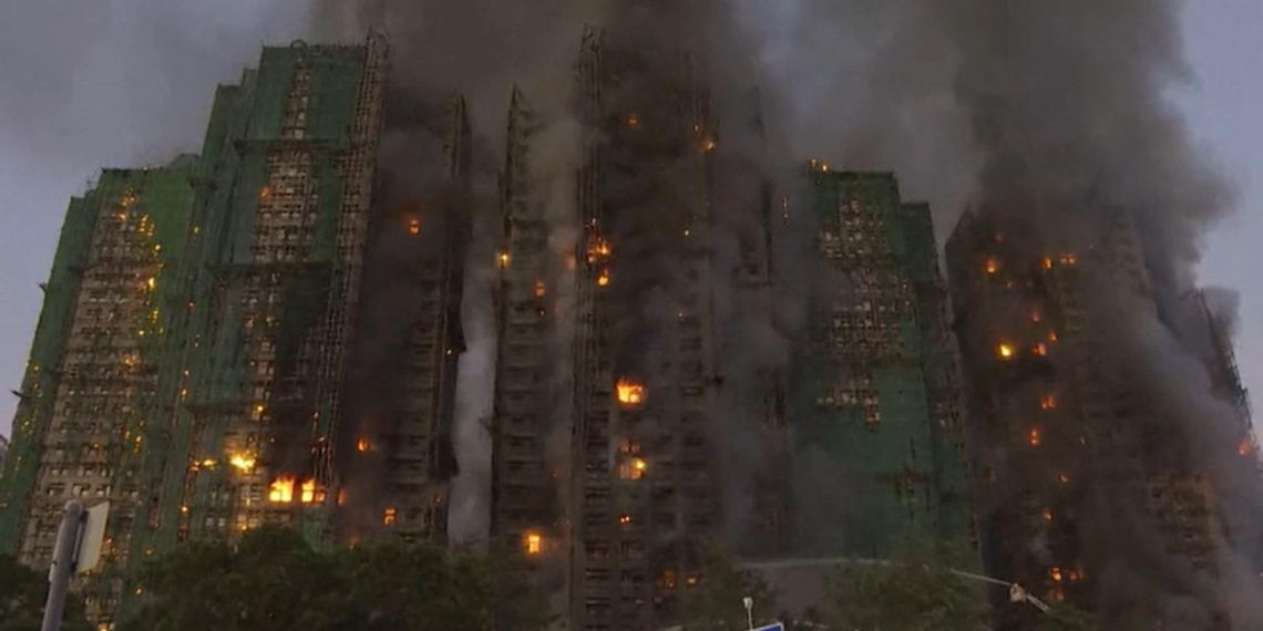 В Гонконге сняли пожар в пяти высотках жилого комплекса Wang Fuk Court, погибли 13 человек