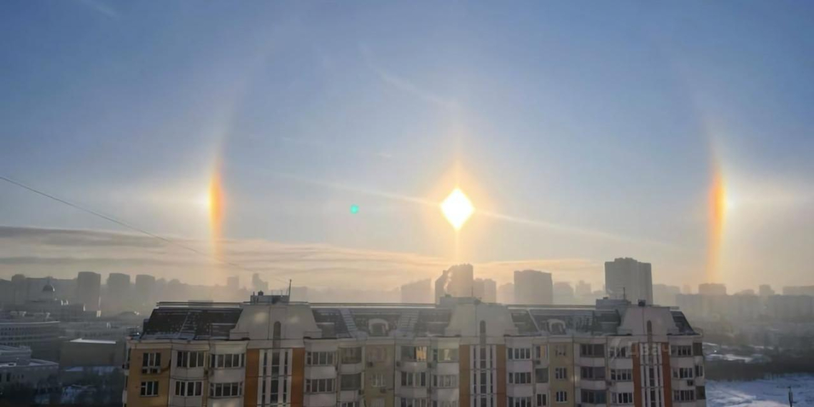Жители Москвы фиксируют редкое природное явление в небе над столицей: эффект гало