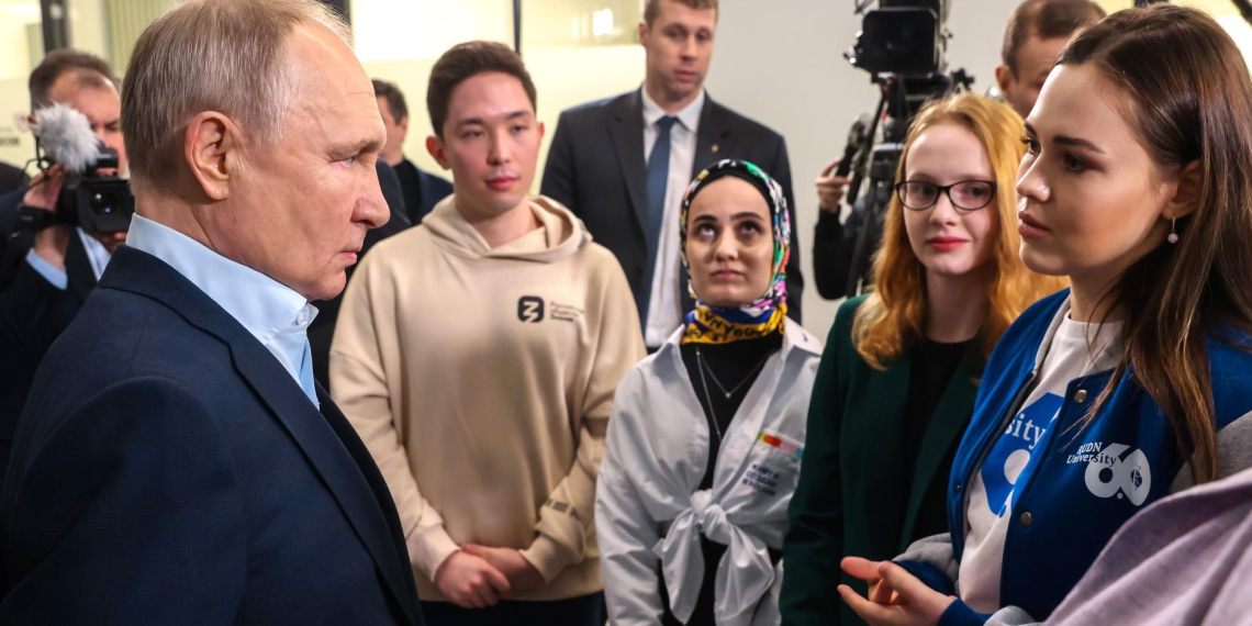 Запад без Чайковского и помощь студотрядов новым регионам: как прошла встреча Путина со студентами МГУ 