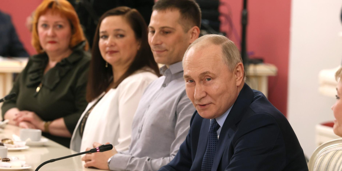 Владимир Путин призвал привлекать молодых специалистов в регионы 