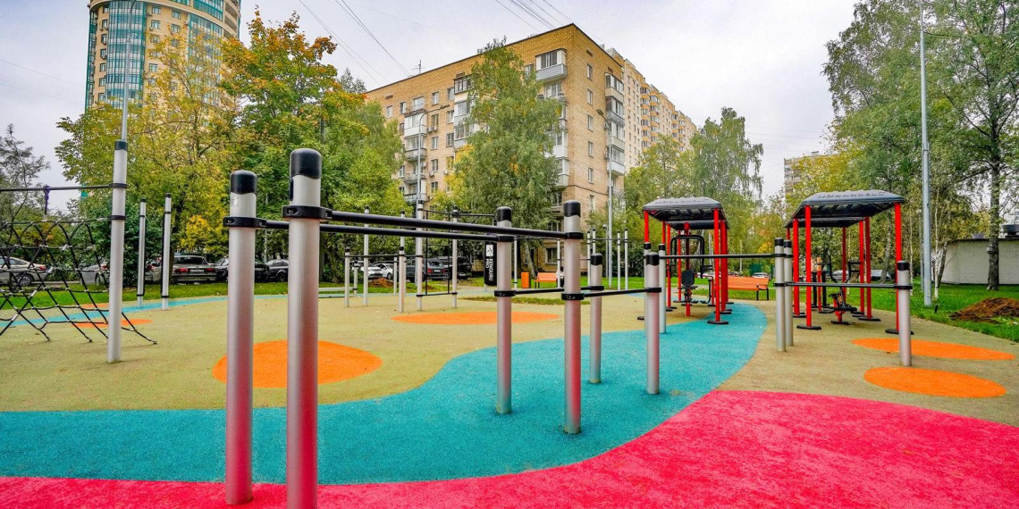 В московских дворах обустраивают многофункциональные спортивные площадки