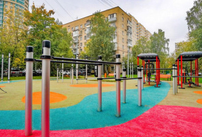 В московских дворах обустраивают многофункциональные спортивные площадки