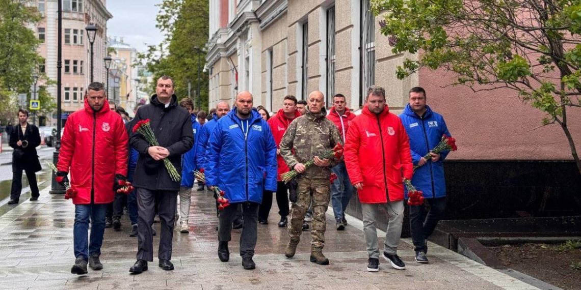 Активисты МГЕР и "Волонтёрской Роты" почтили память погибших в Одесском доме профсоюзов