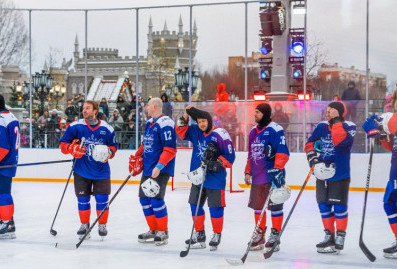 Подарки с хоккейного матча передали бойцам СВО в военном клиническом госпитале