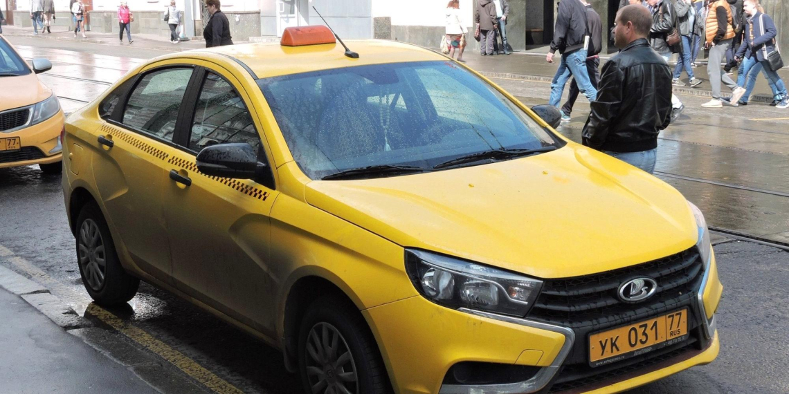 Законопроект: таксистам придется пересесть на отечественные машины