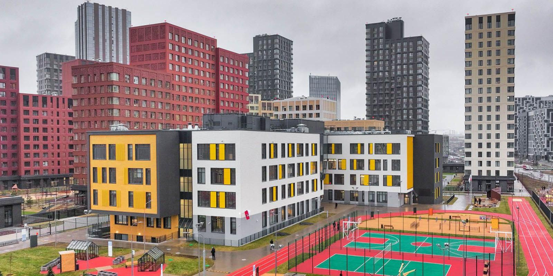 Собянин: до конца 2033 года в Москве обновят около 750 зданий школ