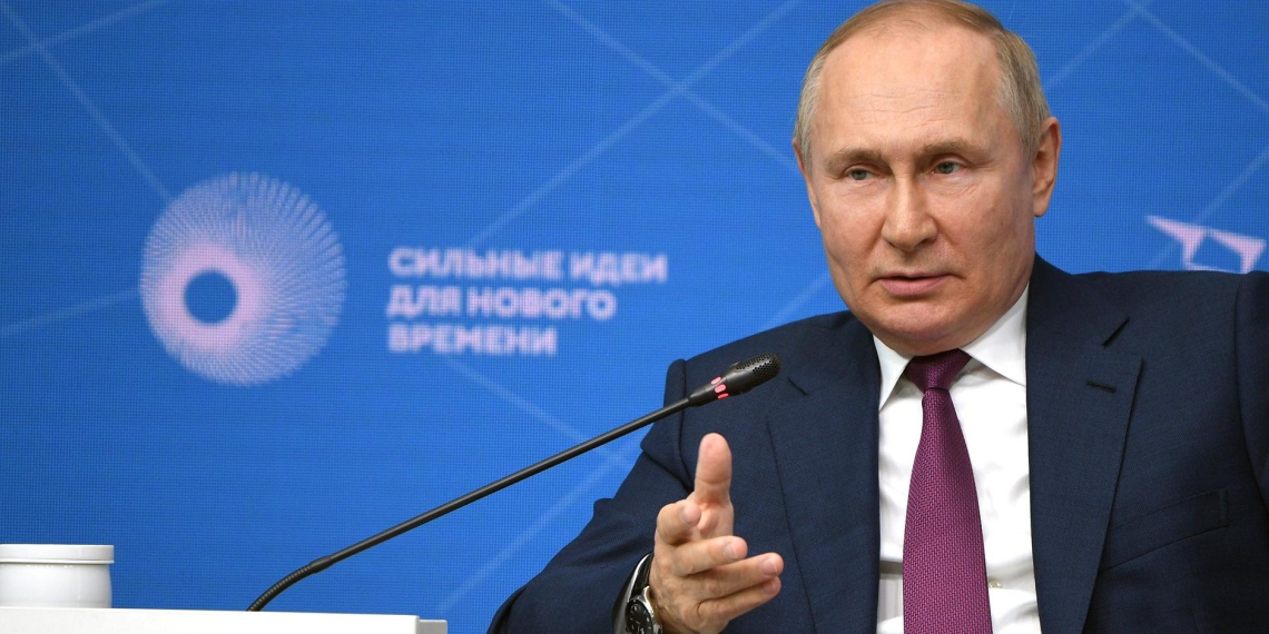 Владимир Путин: Россия становится более самодостаточной и уверенной в себе 