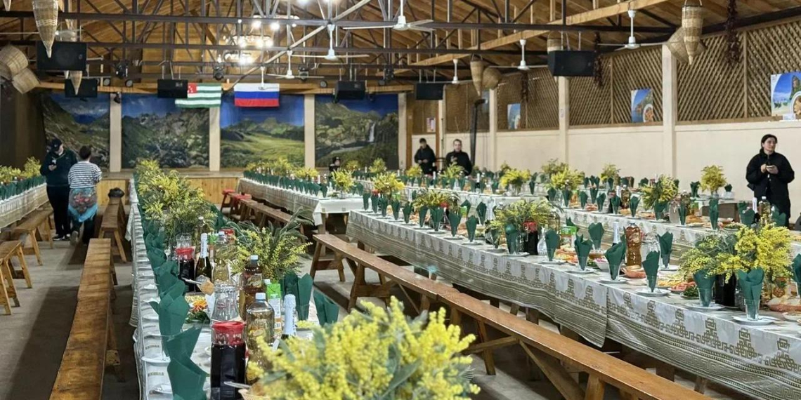 "Абхазское застолье" ежедневно принимает до 500 туристов из России
