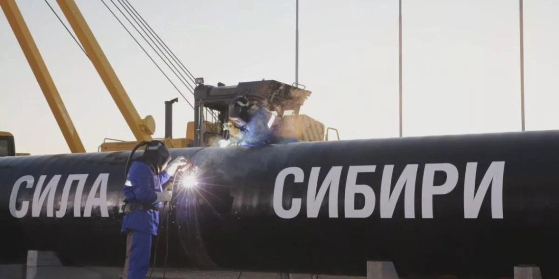 Экспорт "Газпрома" в дальнее зарубежье упал на 45%