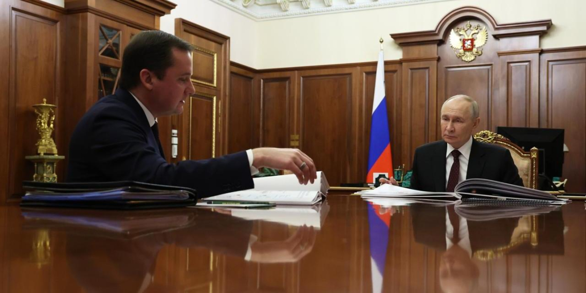 Путин обсудил с губернатором Архангельской области рост экспорта и развитие Русского Севера