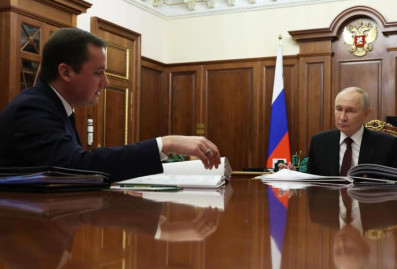 Путин обсудил с губернатором Архангельской области рост экспорта и развитие Русского Севера