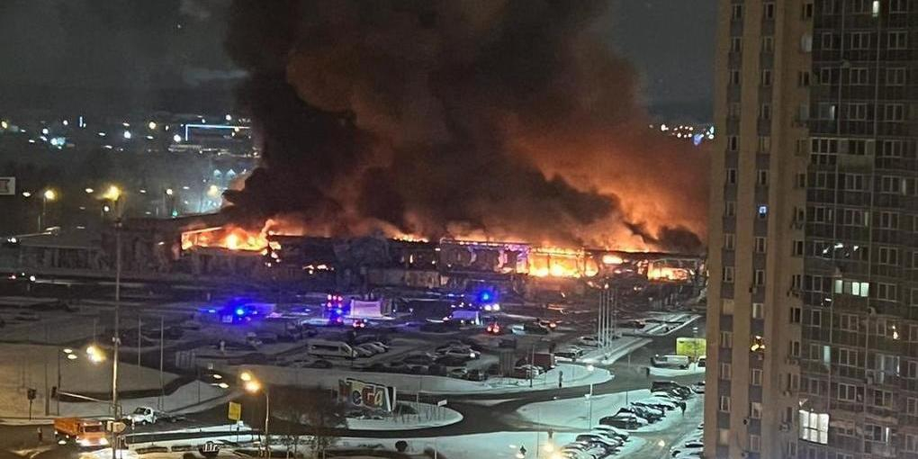 Взрывы в горящем ТЦ OBI в Химках попали на видео