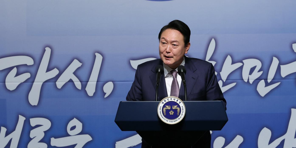 Экс-президента Кореи приговорили к пожизненному сроку за попытку мятежа