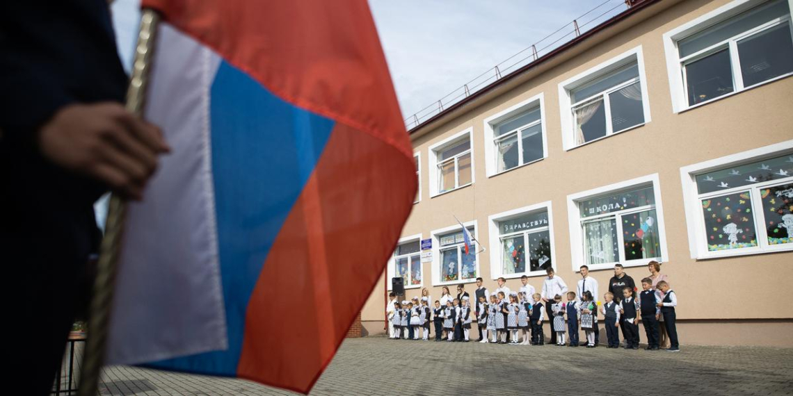 Символ многовековой истории: с 1 сентября в школах РФ ввели традицию поднятия флага и исполнения гимна 