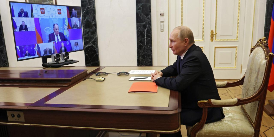 Путин провел совещание Совбеза по работе с государствами СНГ