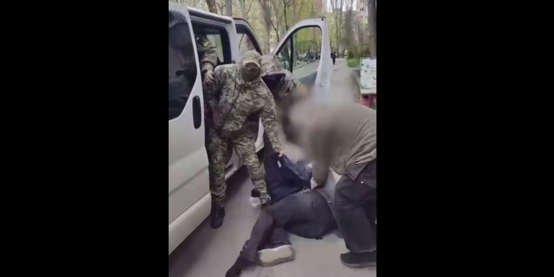 Bloomberg: на Украине стали в 3 раза чаще нападать на сотрудников ТЦК