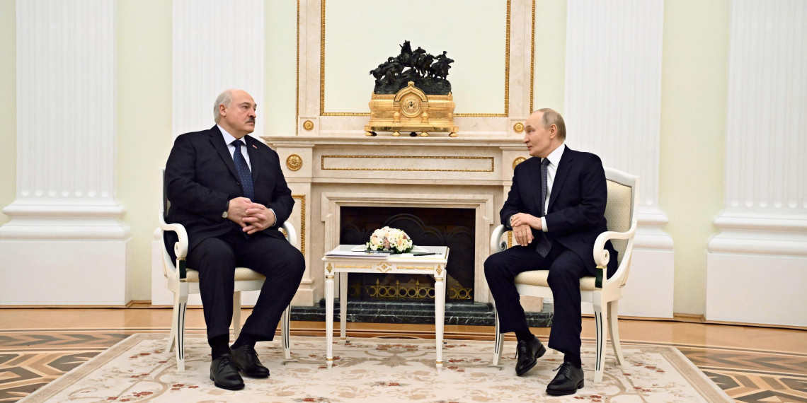 Лукашенко пригрозил "Орешником" Западу: "Сядем с Путиным, решим и бахнем"