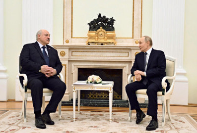 Лукашенко пригрозил "Орешником" Западу: "Сядем с Путиным, решим и бахнем"