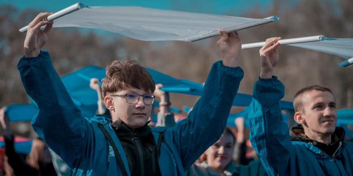 В ДНР молодёжь выстроила флаг России площадью 1500 м² ко Дню народного единства