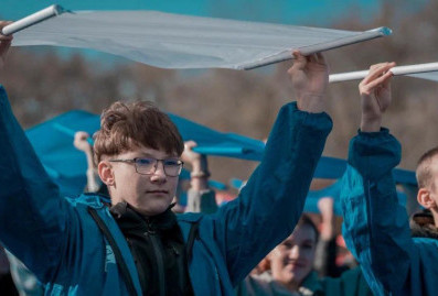 В ДНР молодёжь выстроила флаг России площадью 1500 м² ко Дню народного единства