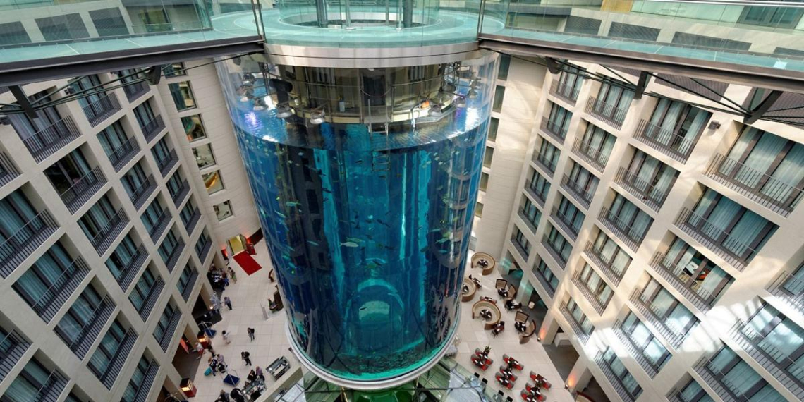 В центре Берлина лопнул гигантский аквариум в отеле Dom Aquaree